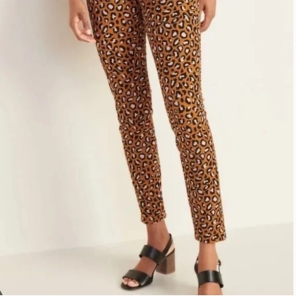 Old Navy Pants - Old Navy Pixie Leopard Print Pants